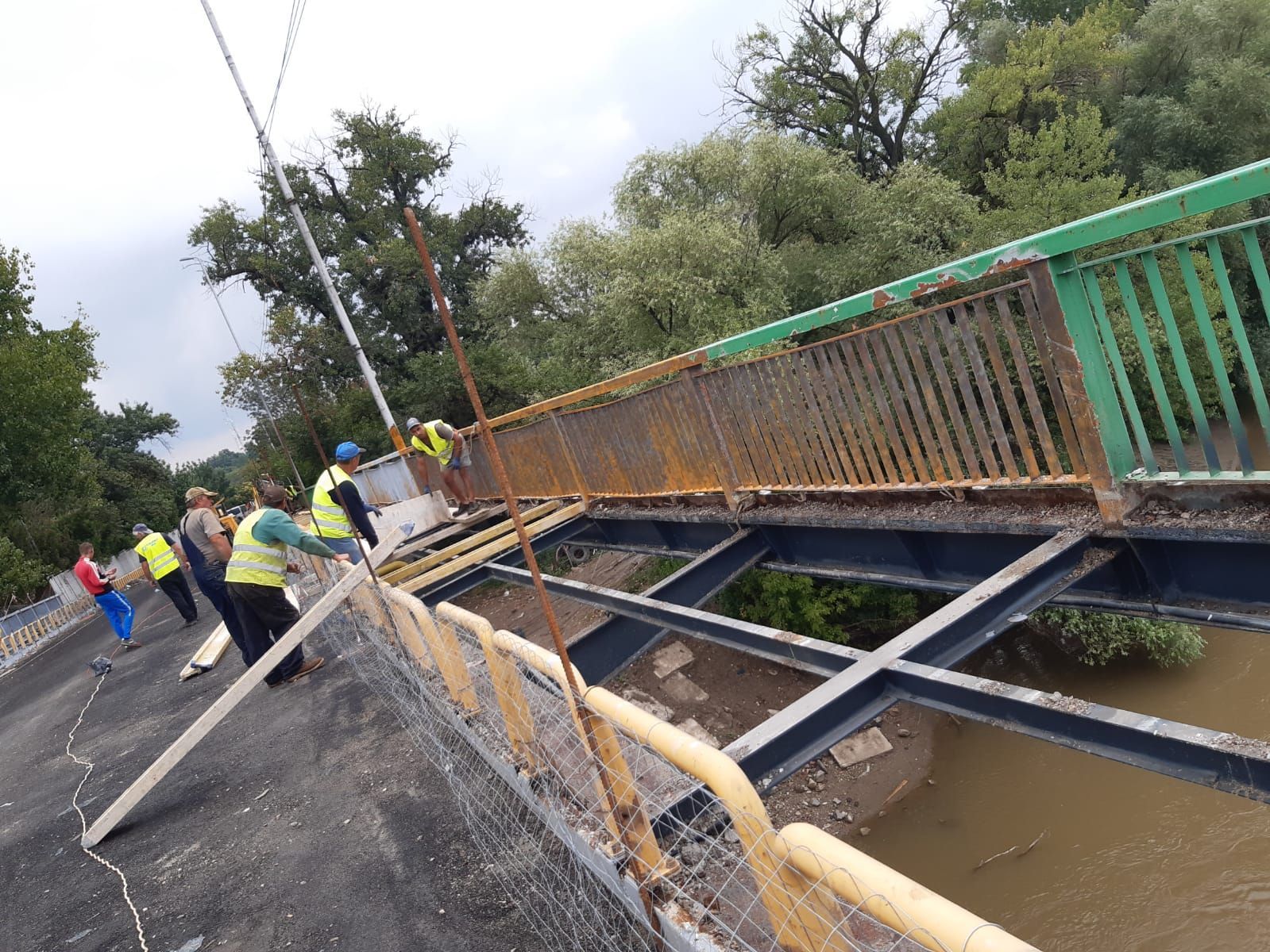 Se refac trotuarele pe Podul „Decebal” FOTO: Diana Duțu