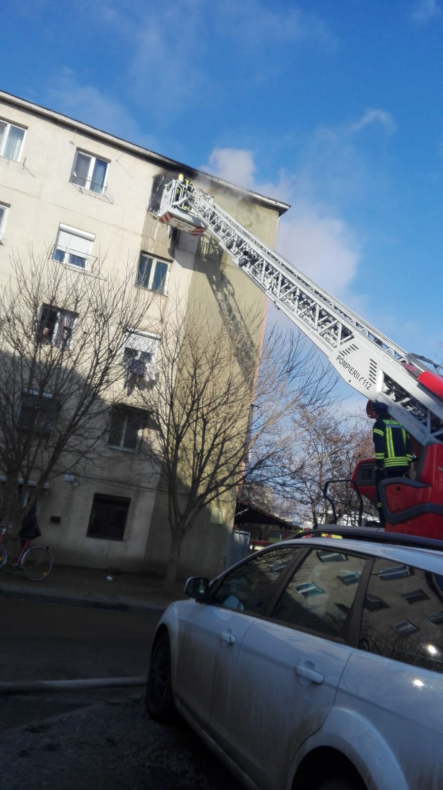 Locatari evacuați dintr-un bloc situat pe strada Predeal, în urma izbucnirii unui incendiu FOTO: ISU Arad