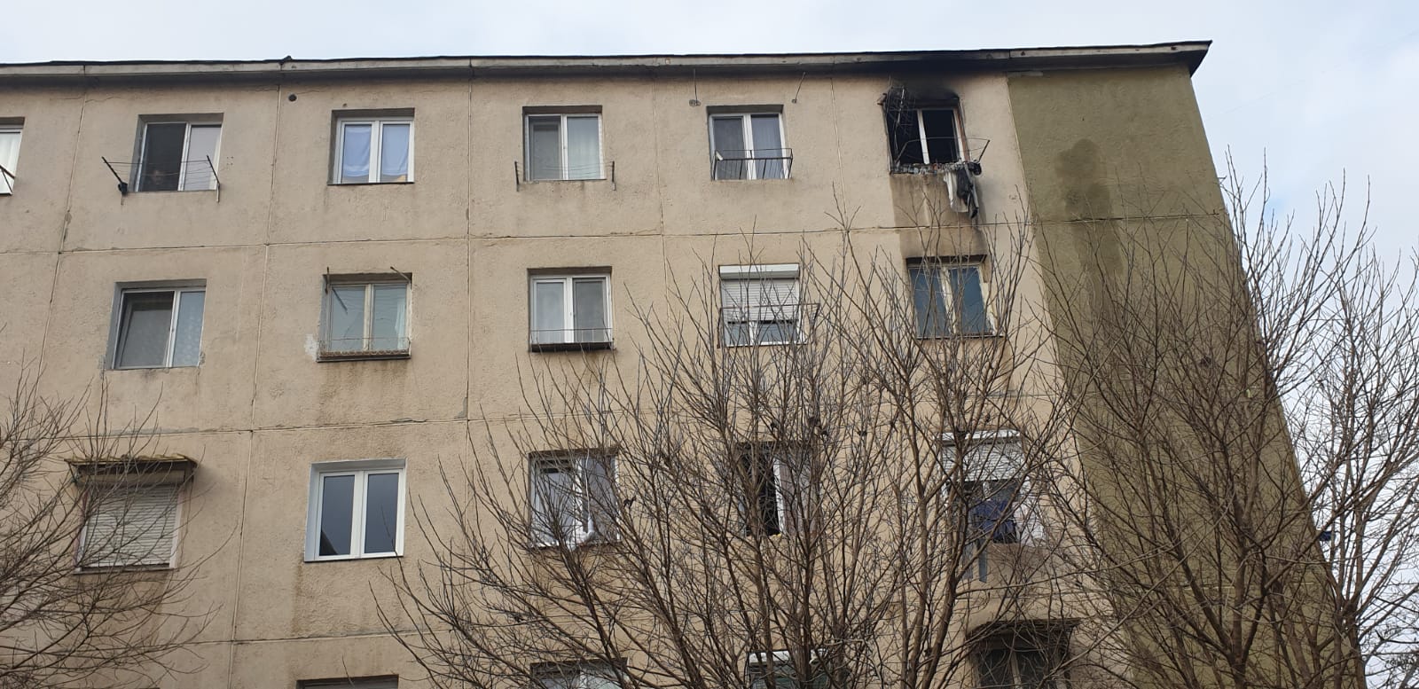 Locatari evacuați dintr-un bloc situat pe strada Predeal, în urma izbucnirii unui incendiu FOTO: V.O.