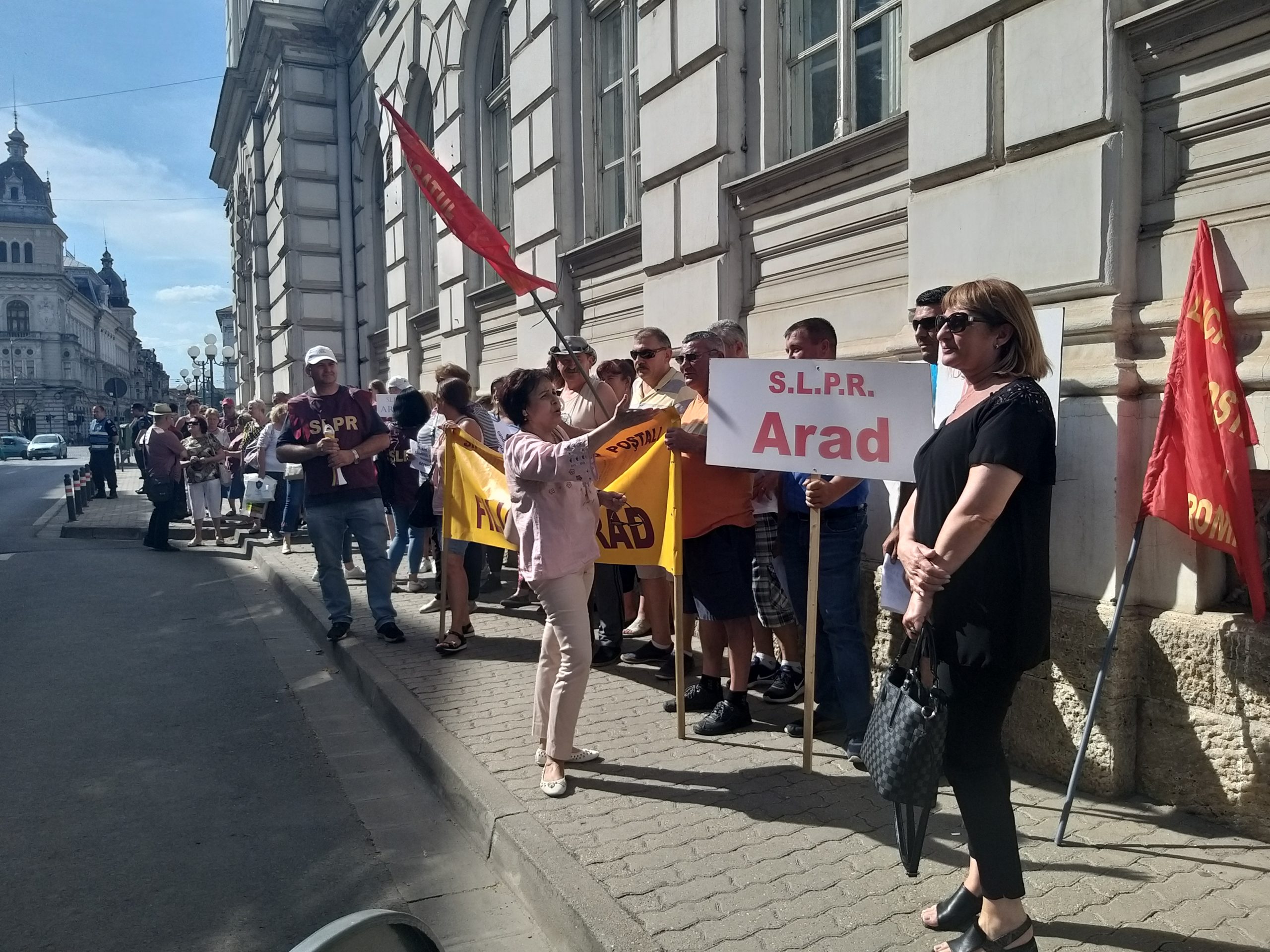 FOTO | Lucrătorii poştali au pichetat Prefectura Arad