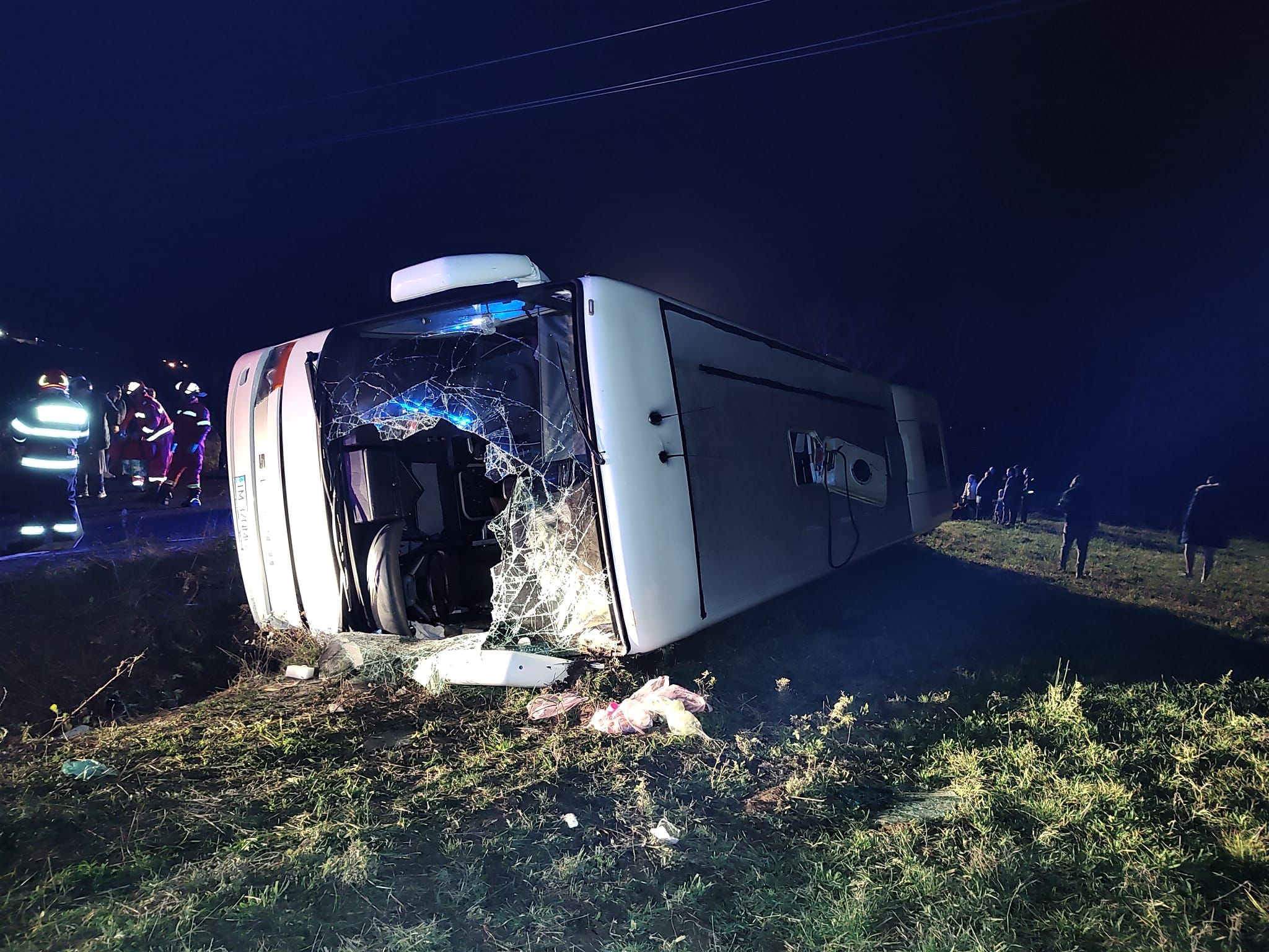 FOTO | Un autocar cu 33 de pasageri s-a răsturnat la Cuied!