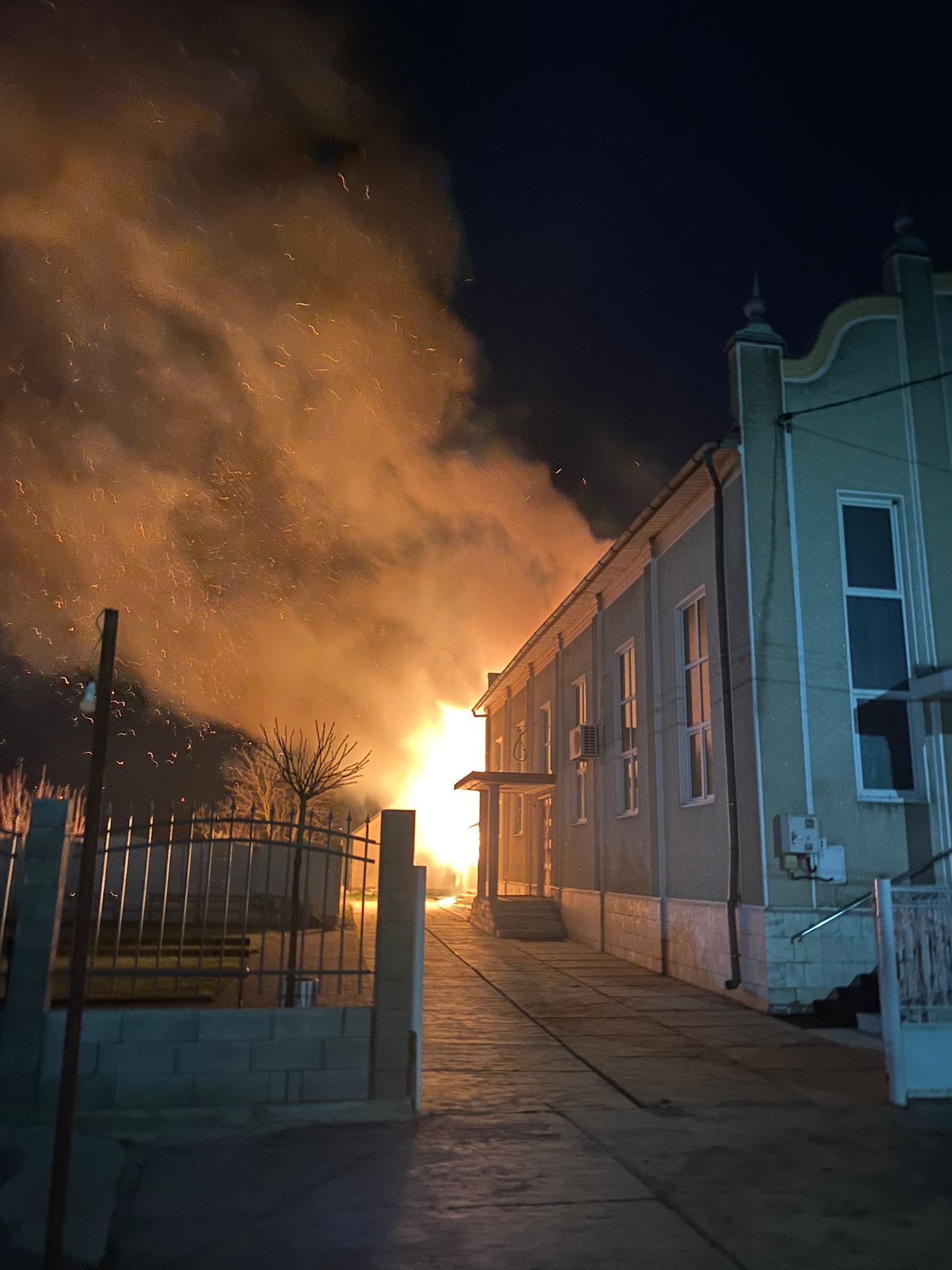 FOTO | Incendiu la Biserica Adventistă din Șepreuș