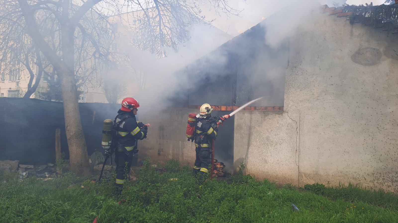 FOTO | Incendiu la o casă părăsită, pe Aleea Dezna