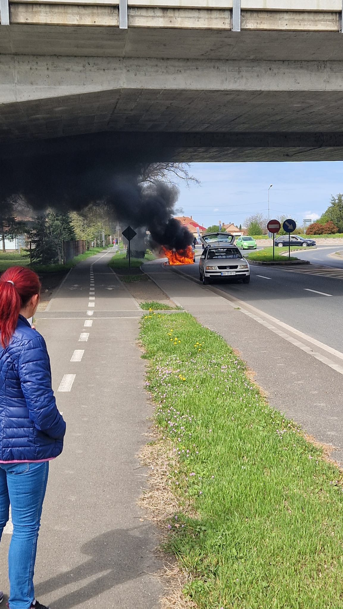 FOTO | Un autoturism a luat foc în mers, pe Calea Bodrogului