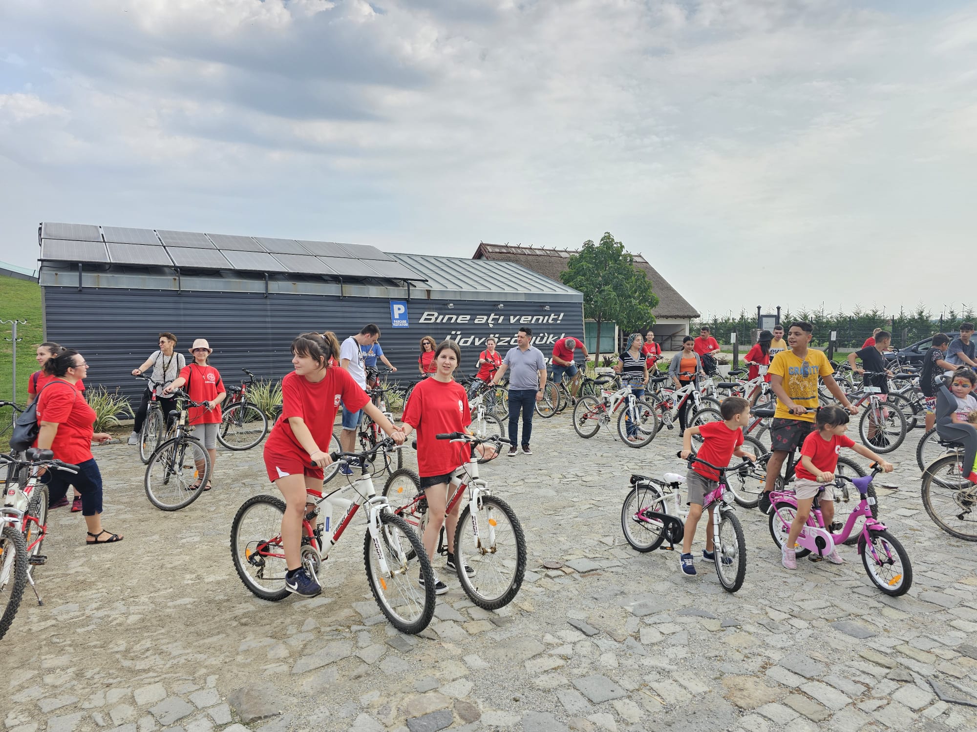 FOTO | Crucea Roşie Arad, pe biciclete