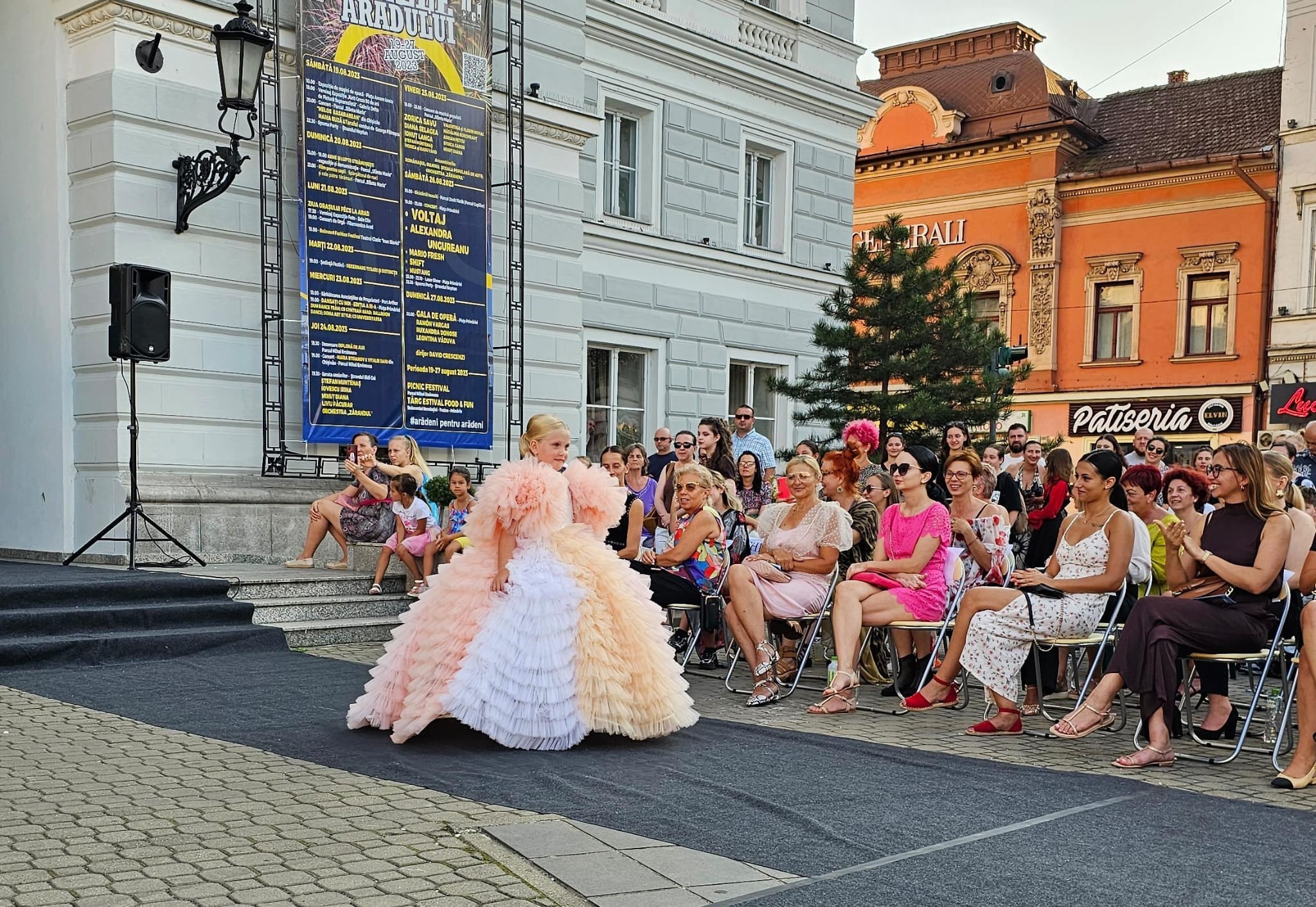 FOTO | BFF, în faţa Teatrului Clasic