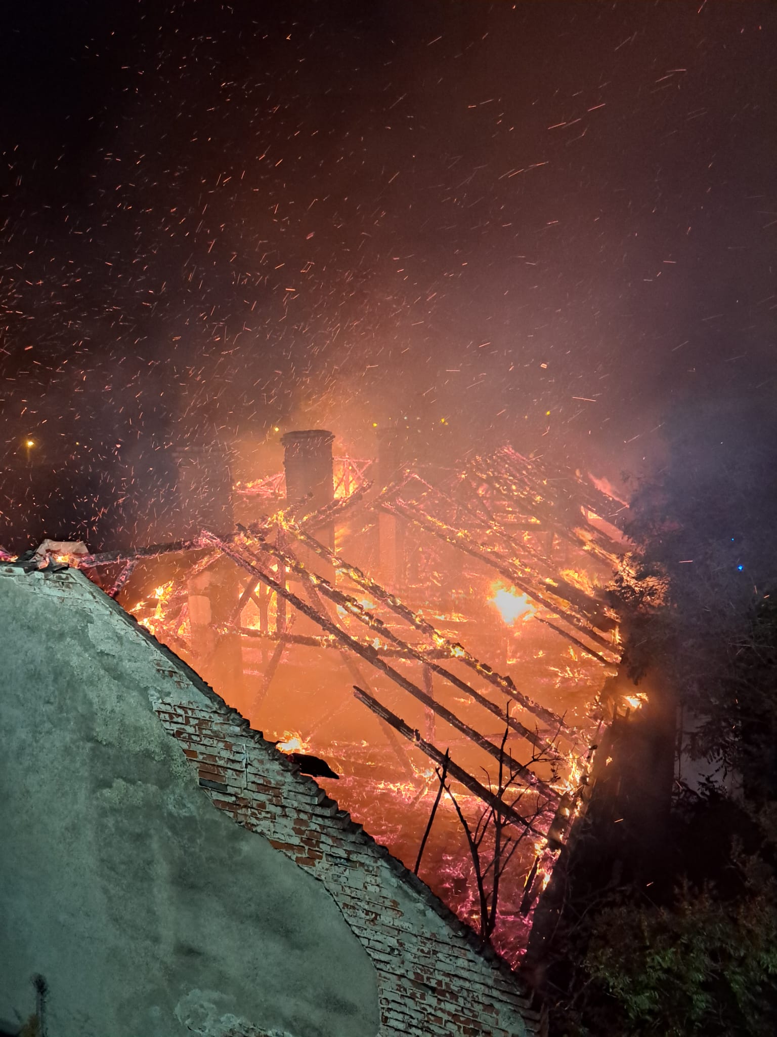 FOTO | Incendiu pe strada Hunedoarei