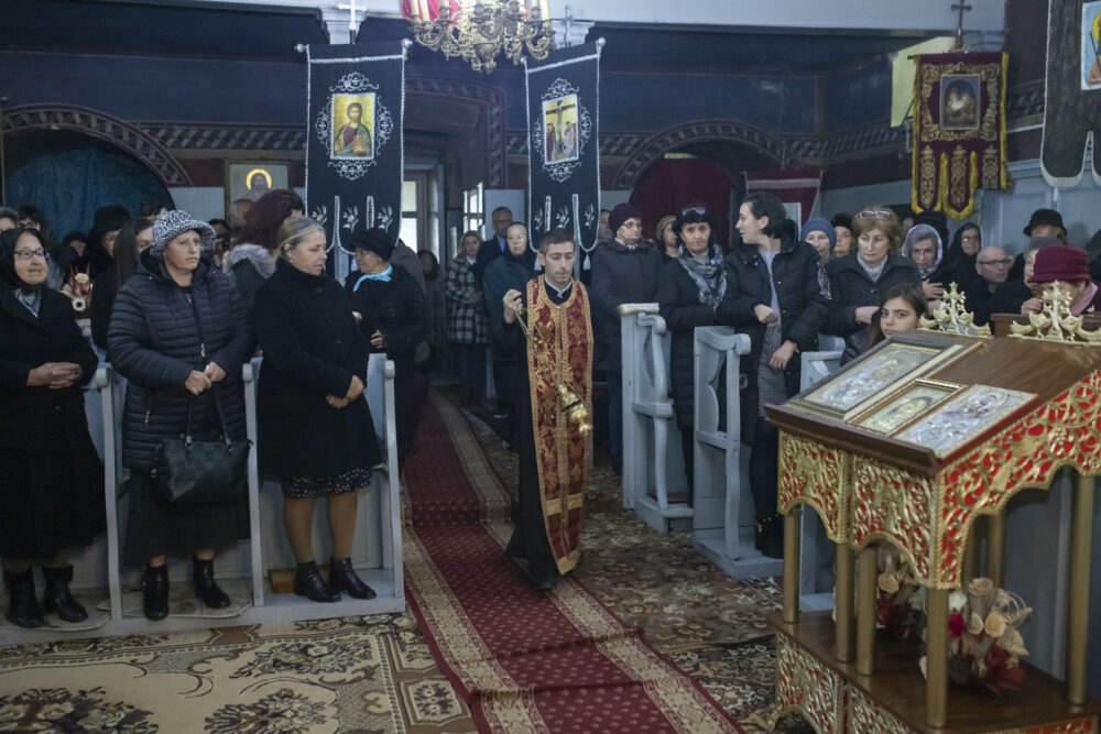 FOTO | A fost instalat noul preot al Parohiei Bârzava