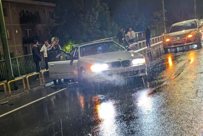 FOTO Carambol cu trei maşini pe pasajul din Grădişte ARADON