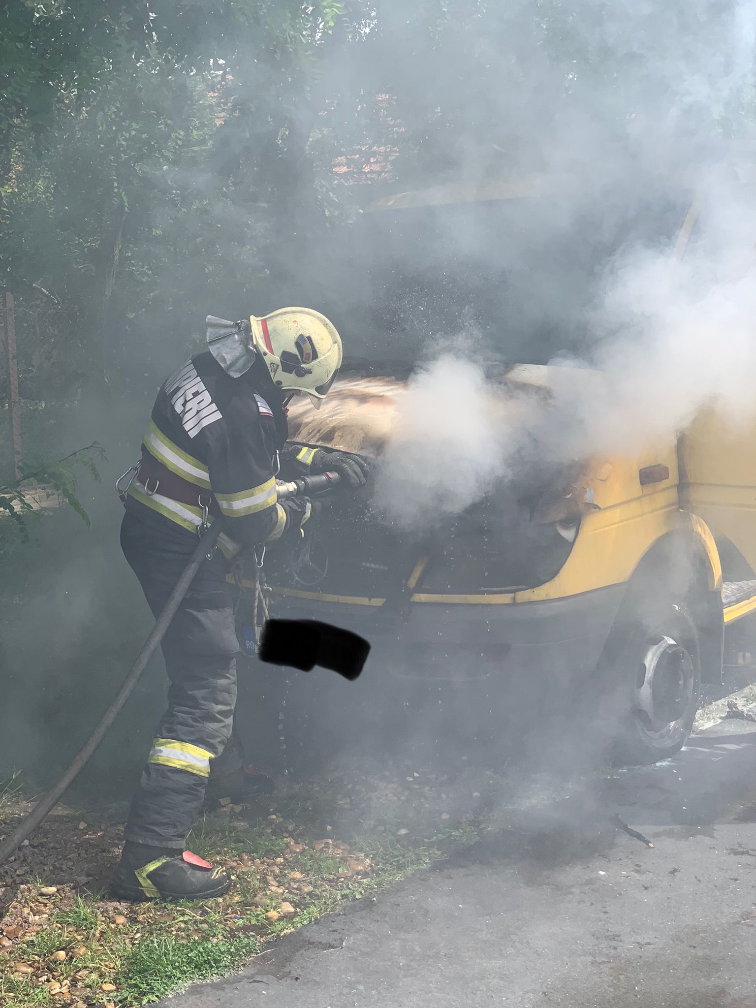 FOTO | O mașină a luat foc pe strada Armoniei din municipiu