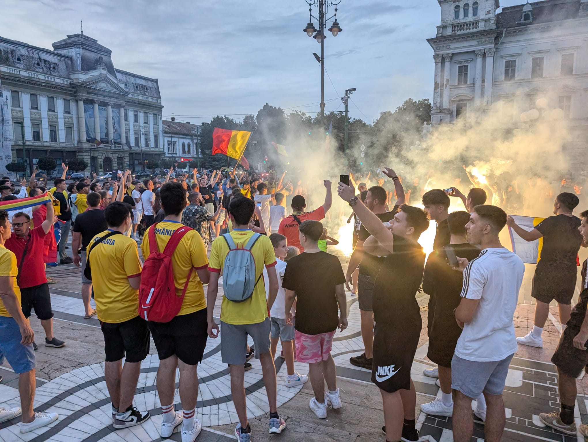 FOTO | Arădenii celebrează la Primărie calificarea României