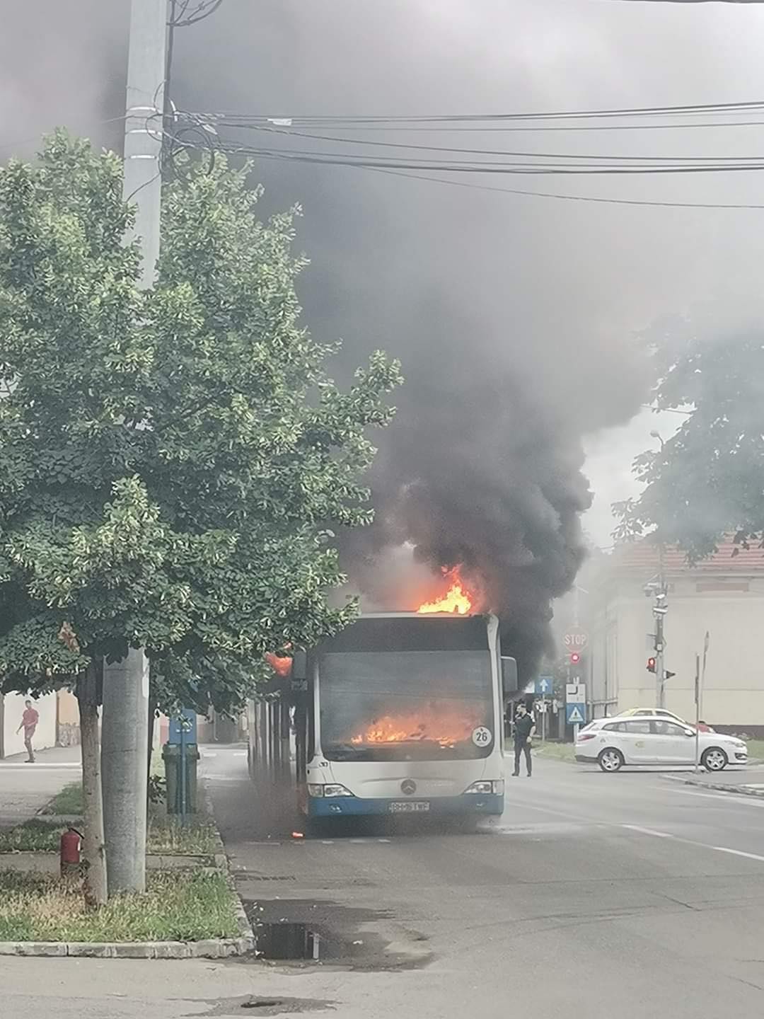 FOTO | Autobuz mistuit de flăcări pe o stradă din Oradea
