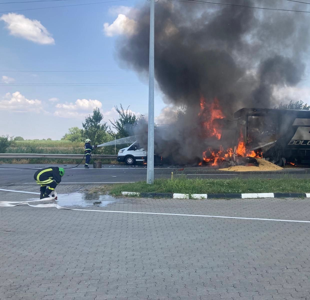 FOTO | Accident urmat de incendiu, în apropiere de vama Nădlac I