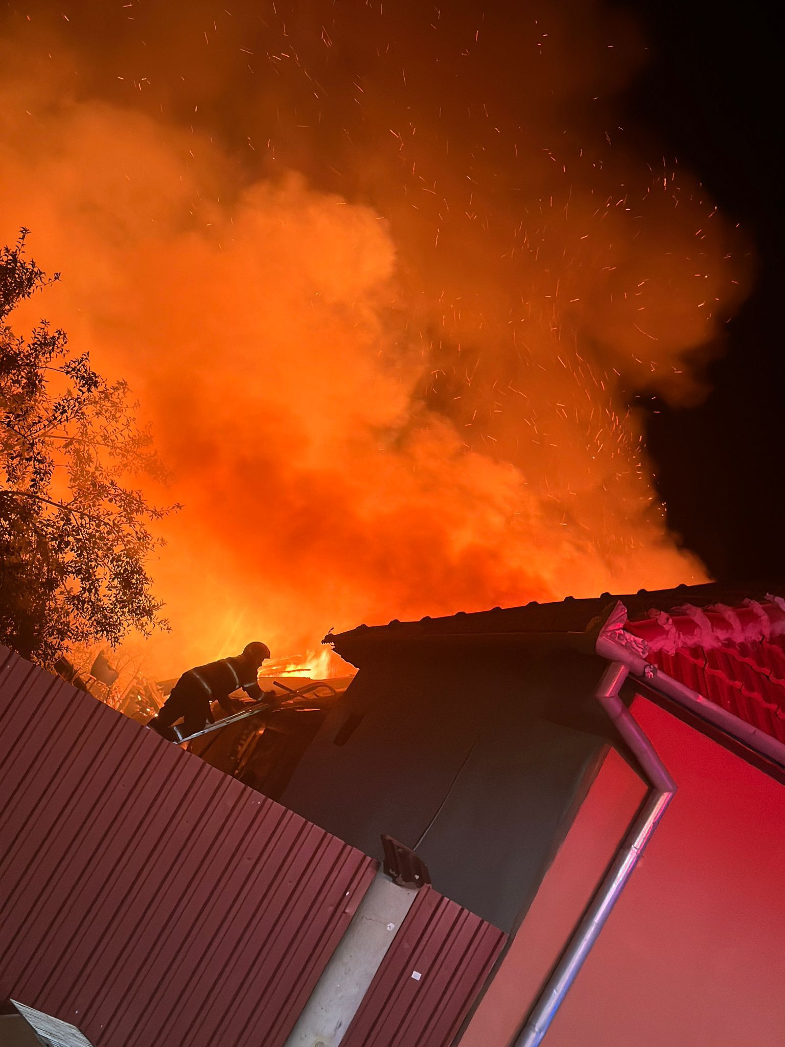 Intervenția pompierilor a durat mai bine de șase ore. Din primele cercetări, incendiul ar fi pornit de la un scurtcircuit electric.