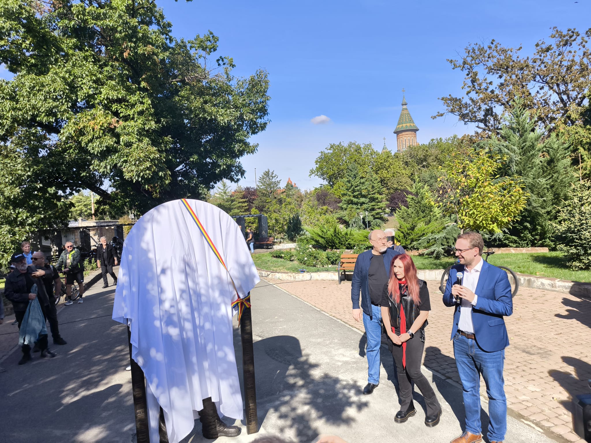 FOTO | Statuia lui Adi Bărar a fost amplasată în Parcul Alpinet