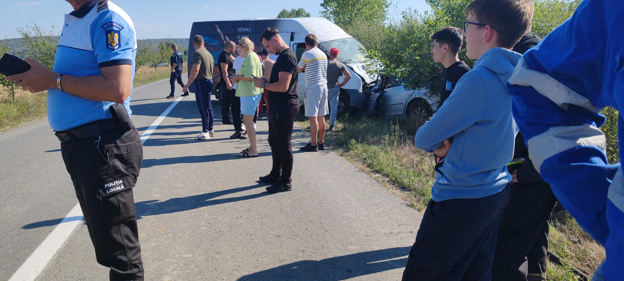 FOTO | Accident între un microbuz și un autoturism, la Lipova