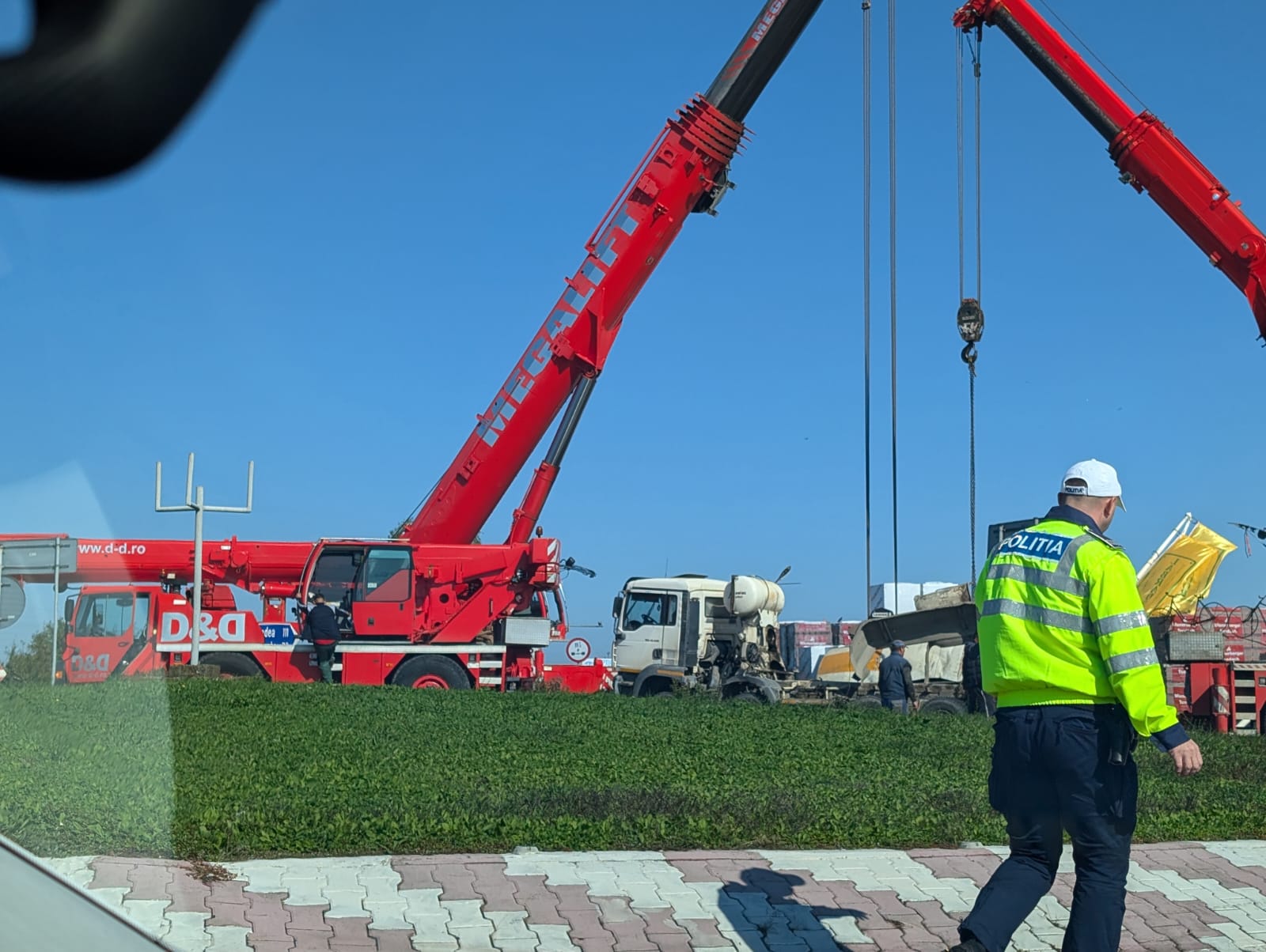 FOTO | O autobetonieră s-a răsturnat în sensul giratoriu de la Sânleani