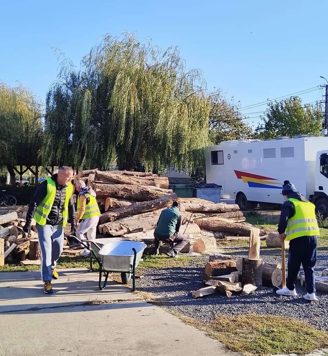 FOTO | Deținuți din Arad, în sprijinul unei case de copii din Sâmbăteni