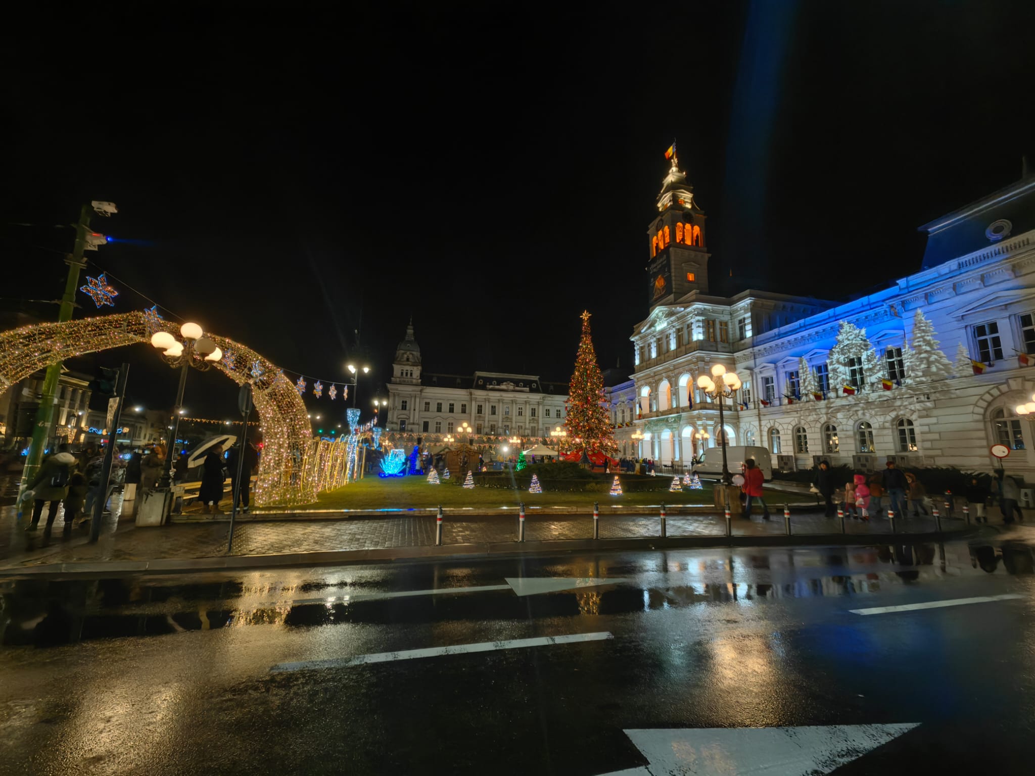 FOTO | S-au aprins luminițele de sărbătoare, în prezența Moșului