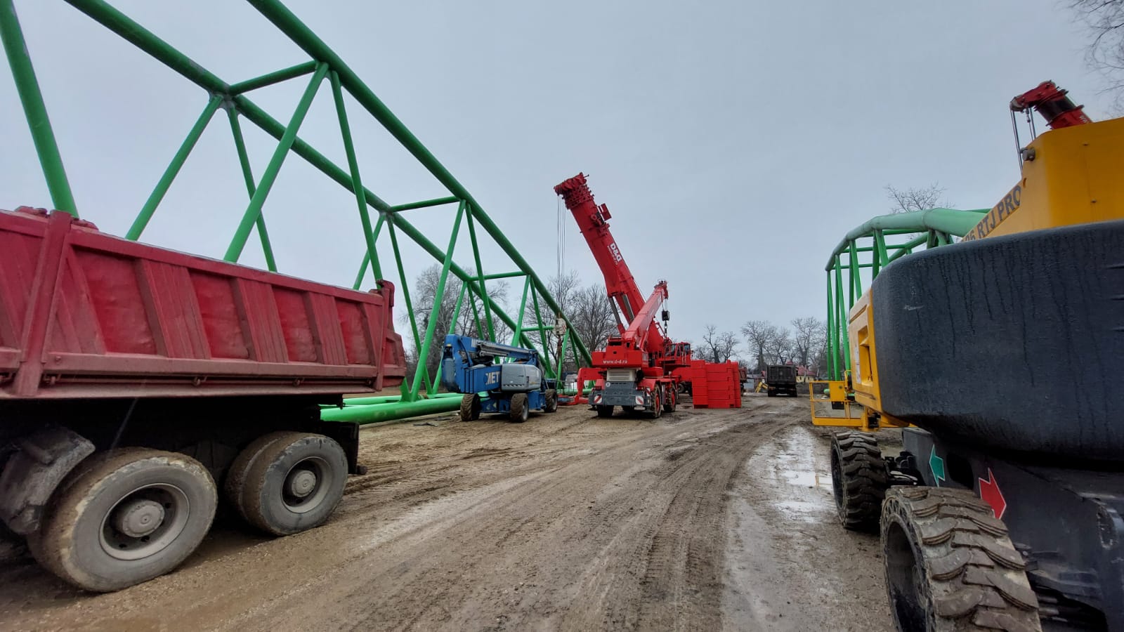 FOTO | Se montează structura metalică a podului de la Trei Insule