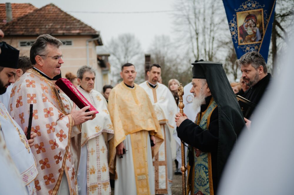 FOTO | A fost târnosită biserica din Petriş