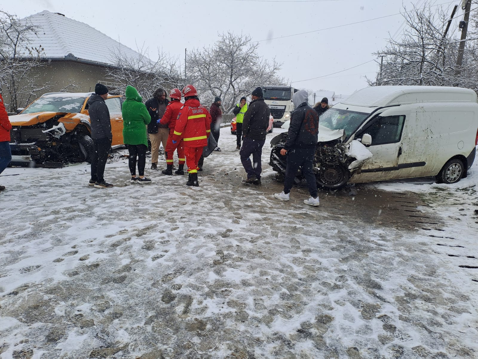 FOTO | Accident cu victimă încarcerată, la Cuvin